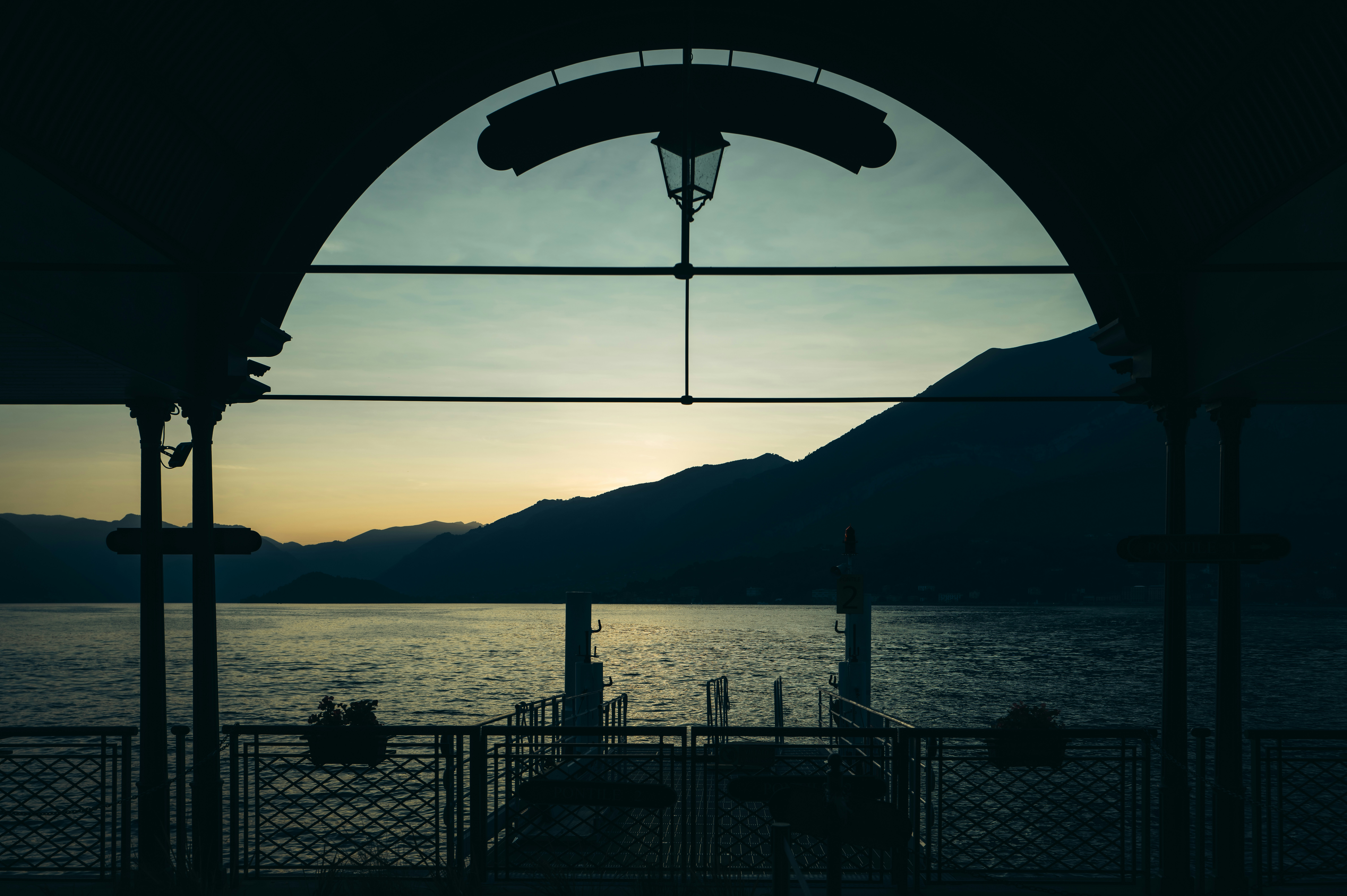 Il sole sta tramontando su uno specchio d'acqua