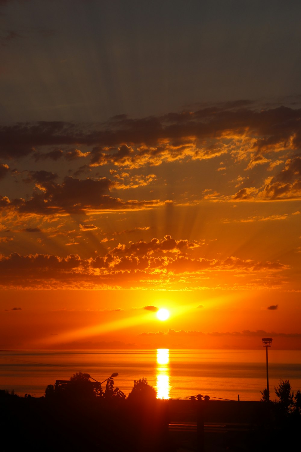 El sol se está poniendo sobre un cuerpo de agua