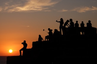 A panoramic shot of the entire Coral das Montanhas group gathered on a hillside at sunset.