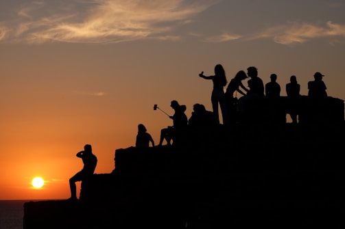 A panoramic shot of the entire Coral das Montanhas group gathered on a hillside at sunset.