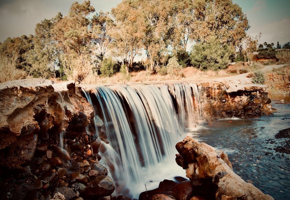 uma grande cachoeira com muita água saindo dela