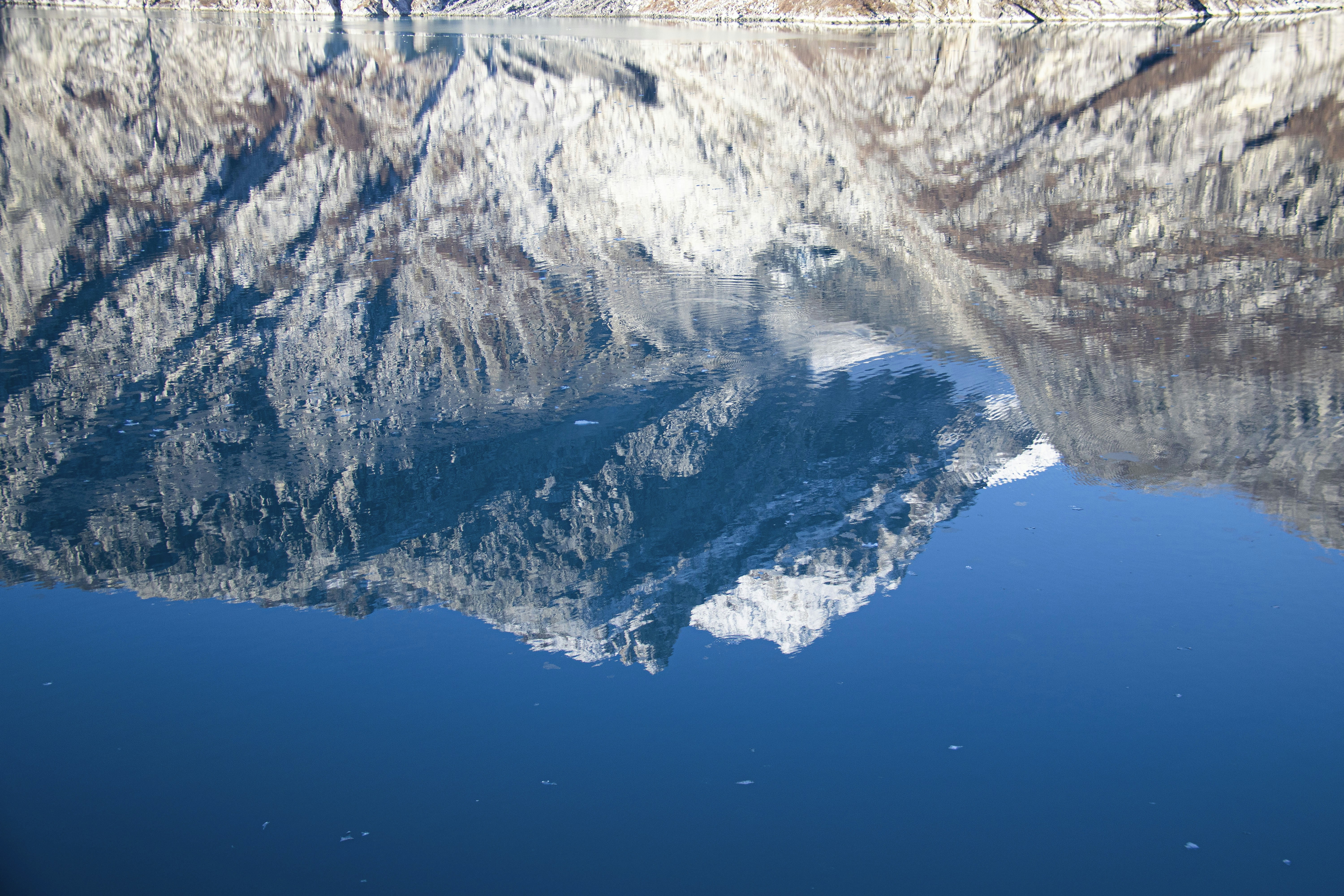 le reflet d’une montagne dans l’eau