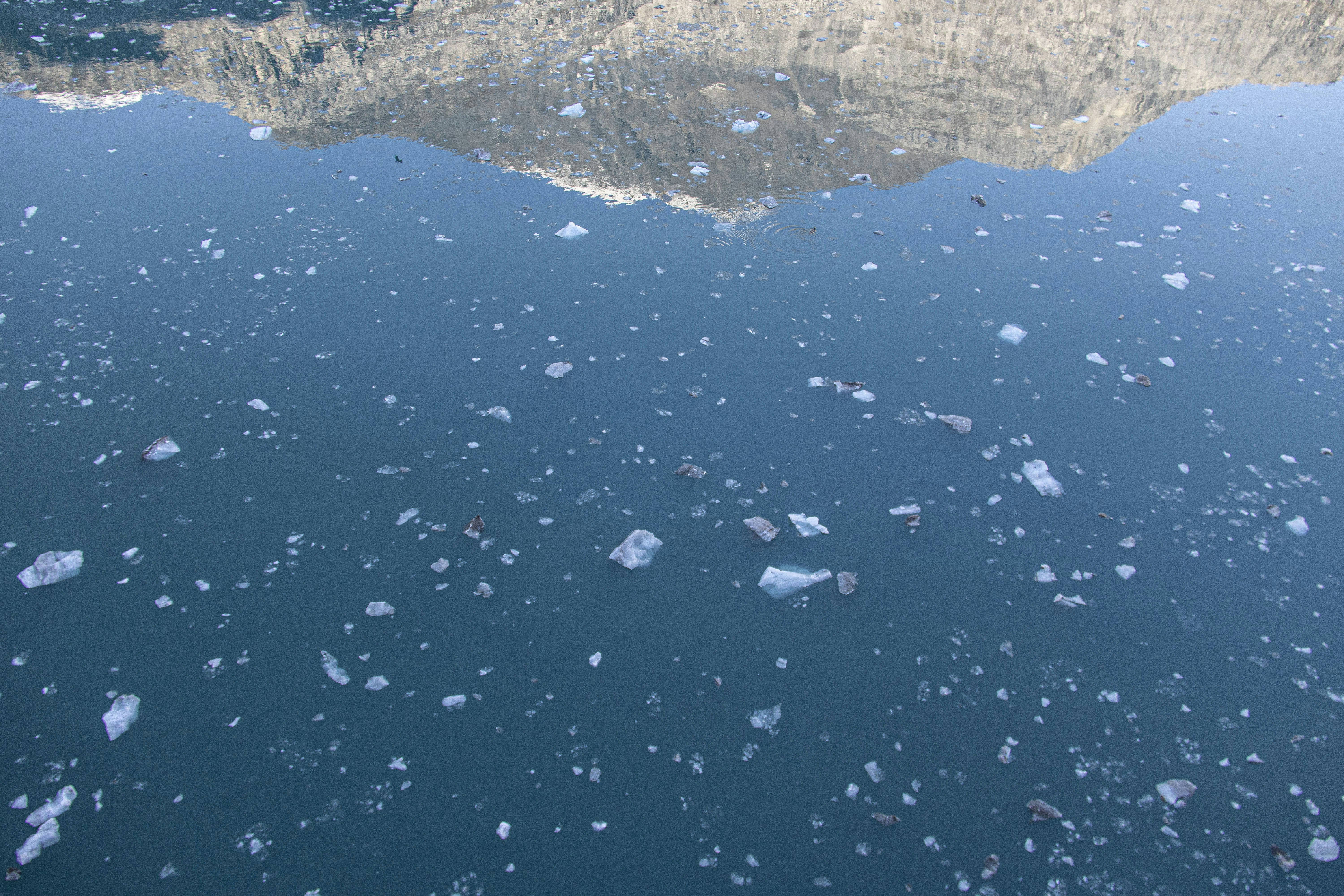un plan d’eau avec des flocons de glace flottant au-dessus