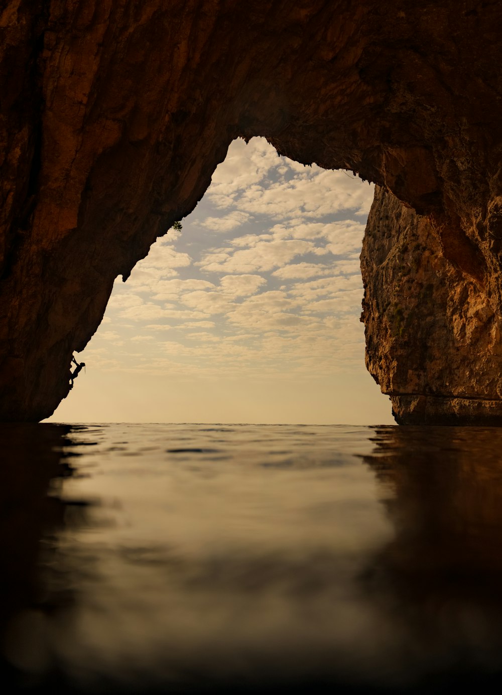 Una vista del océano desde el interior de una cueva