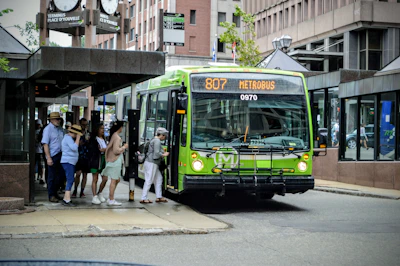 Group of passengers boarding a Vialume bus at a municipal stop.