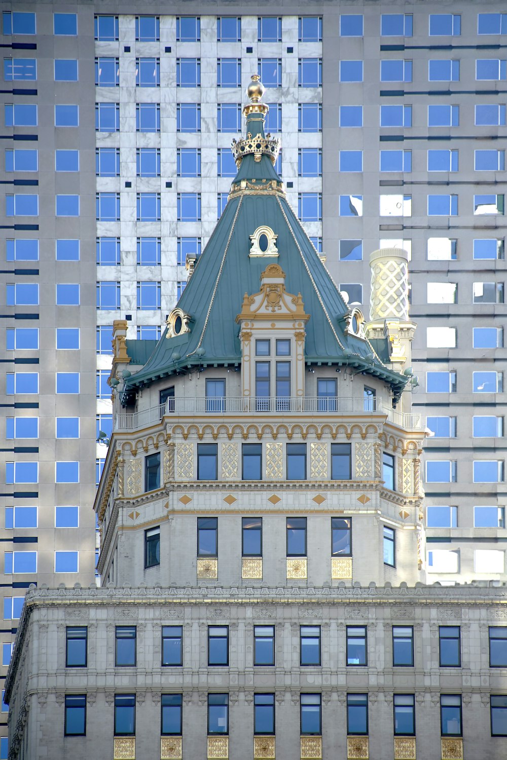 Un edificio alto con un reloj en la parte superior