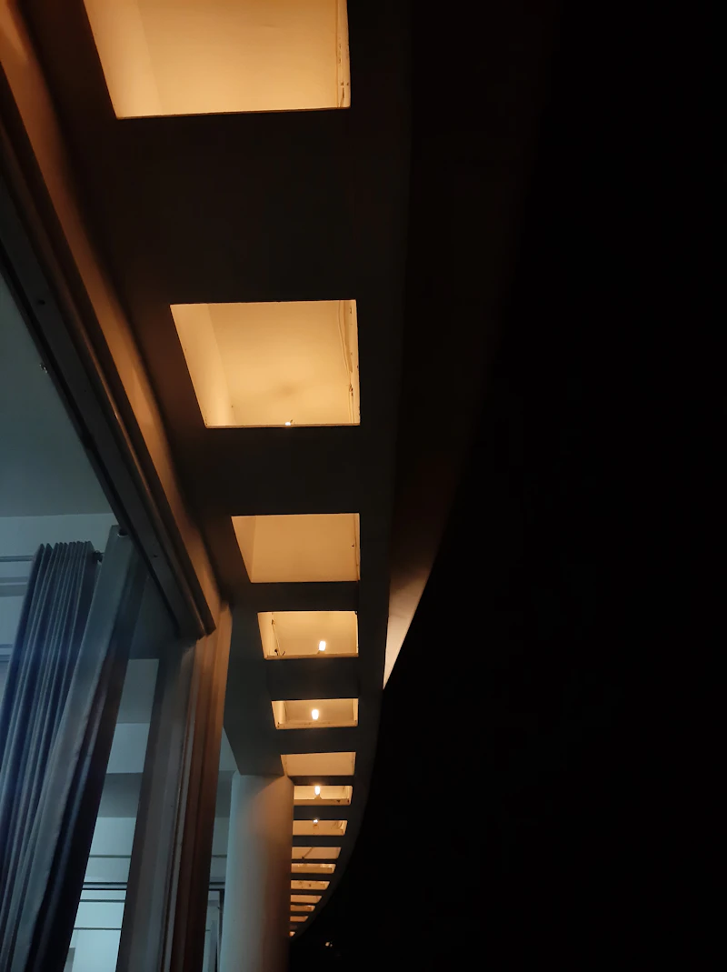 Corredor escuro com forro de gesso e luzes embutidas