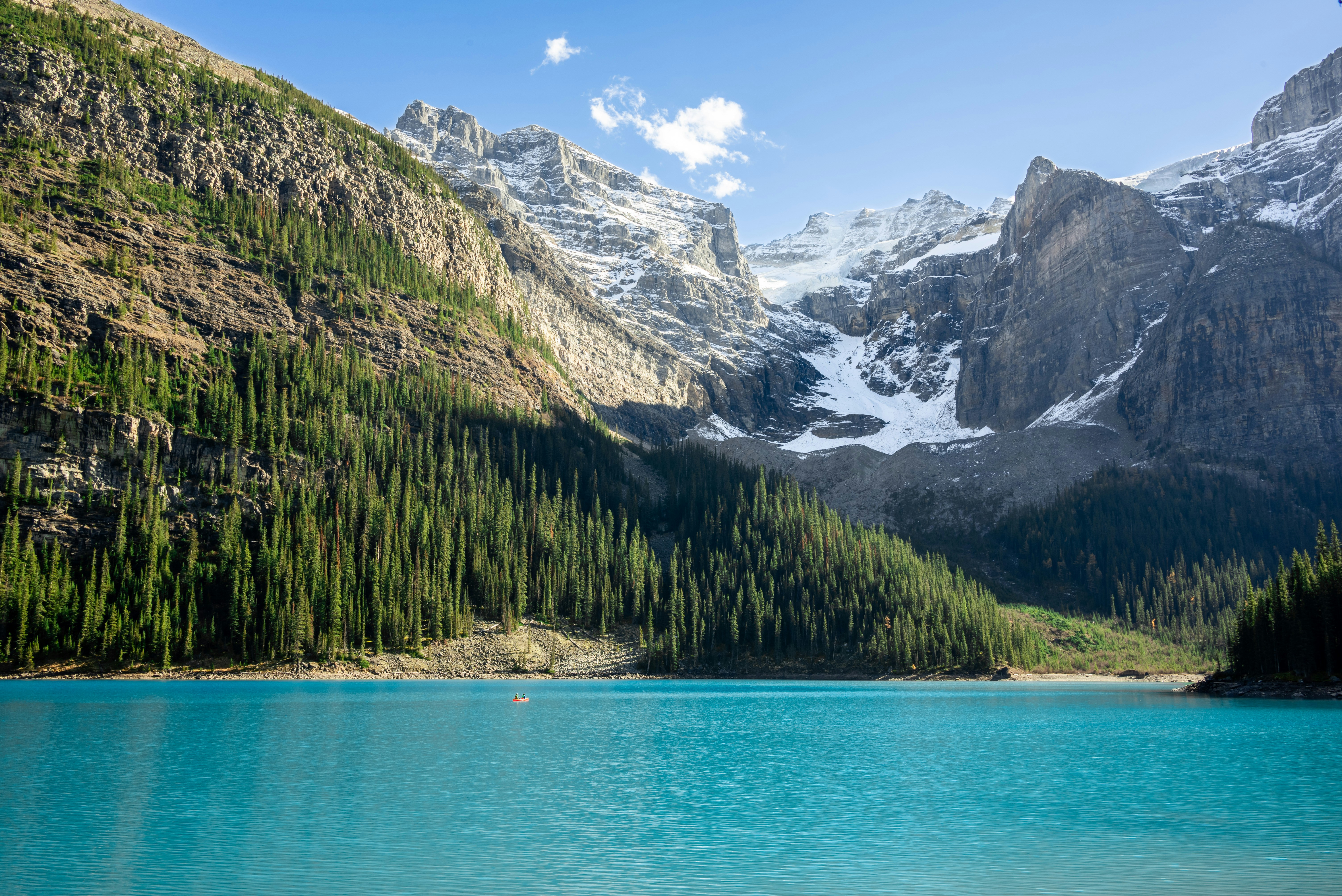 un lac entouré de montagnes et d’arbres