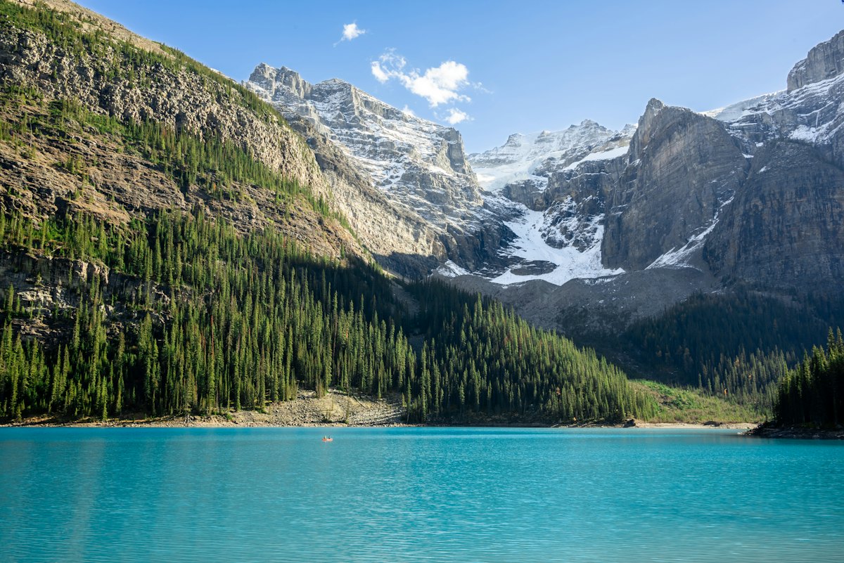 Hồ Moraine mùa thu với rừng lá vàng