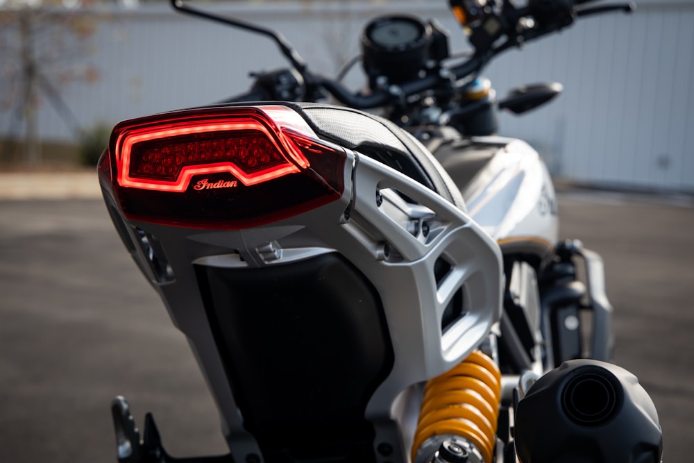 Un primer plano de la luz trasera de una motocicleta