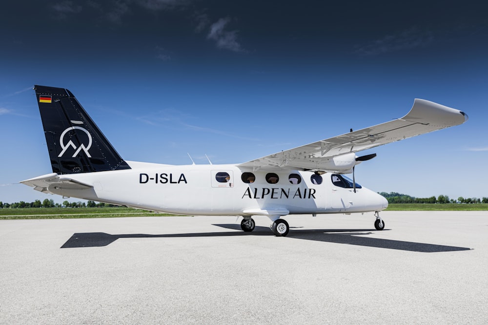 Un petit avion posé sur le tarmac d’un aéroport