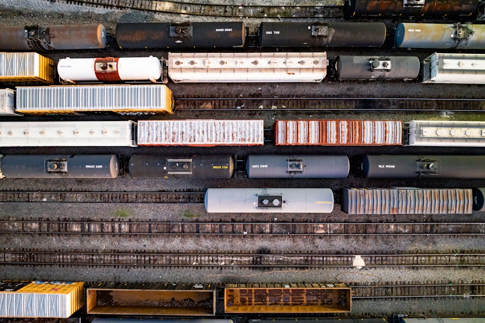 um pátio de trem cheio de trens diferentes