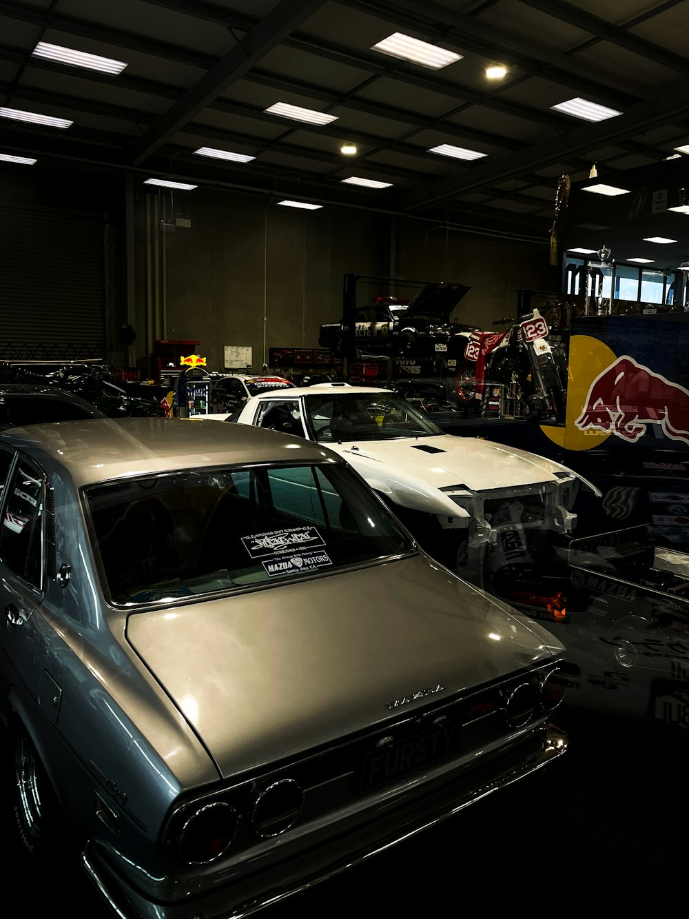 uma garagem cheia de muitos carros antigos