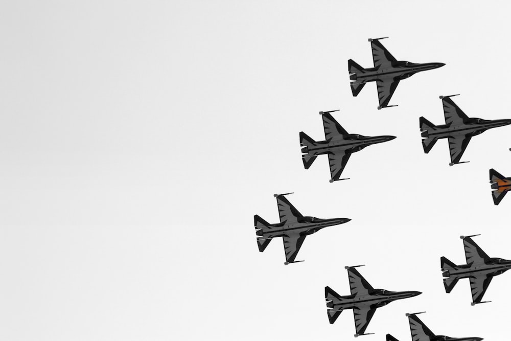 un gruppo di aerei da combattimento che volano in formazione