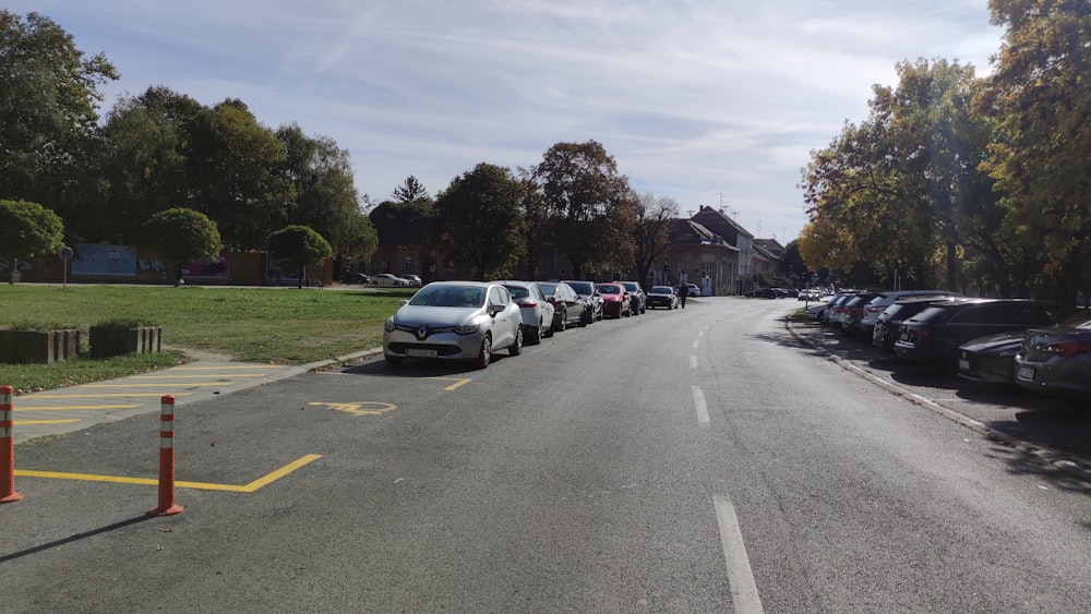 una fila de autos estacionados en un estacionamiento