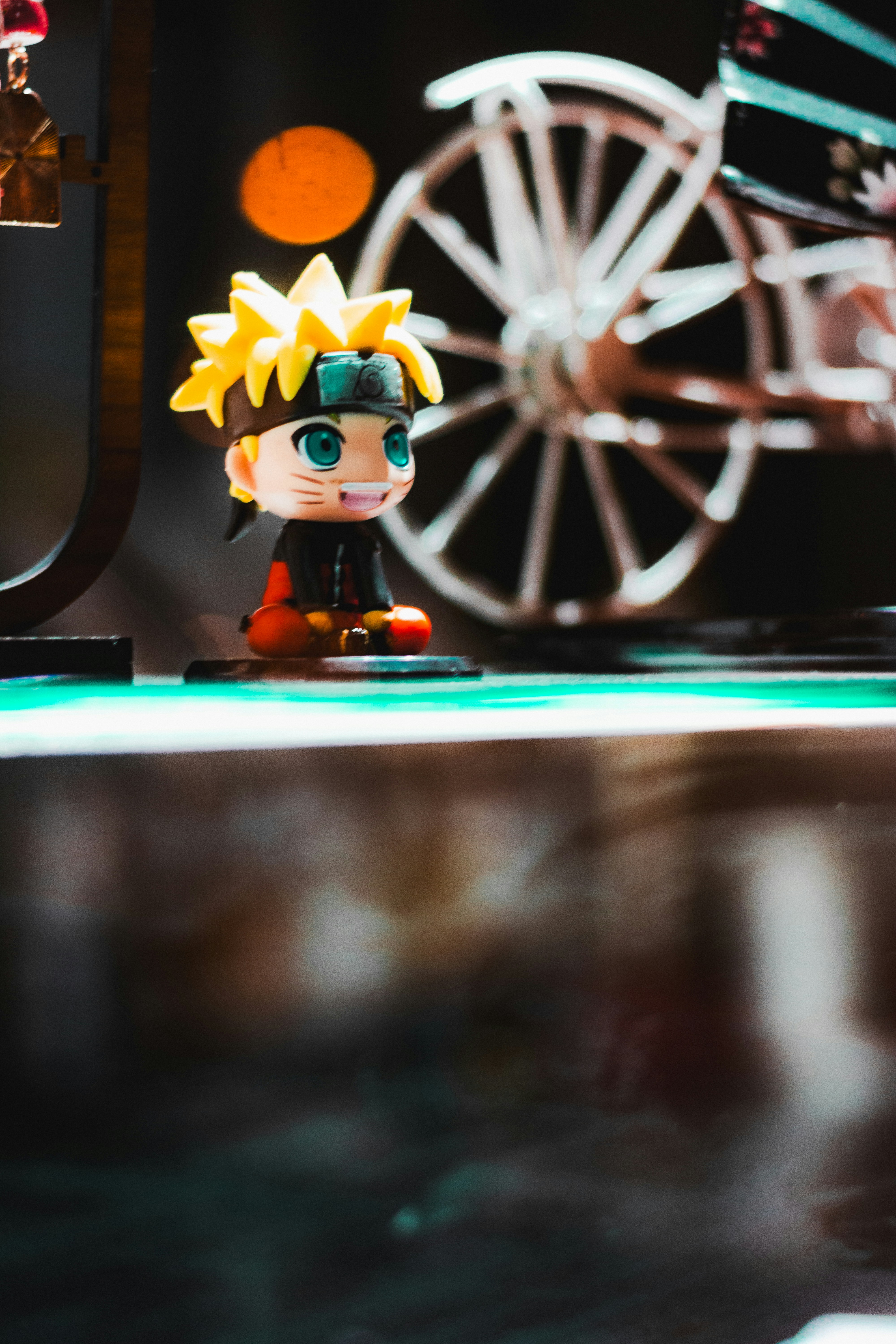 un primo piano di una figurina su un tavolo