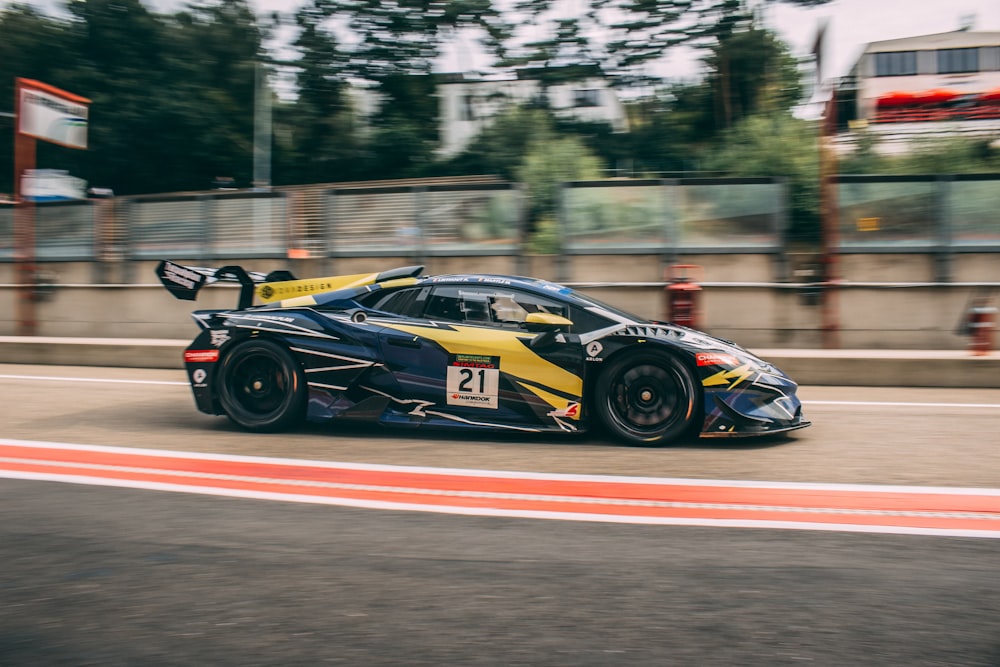 Un coche de carreras conduciendo por una pista de carreras