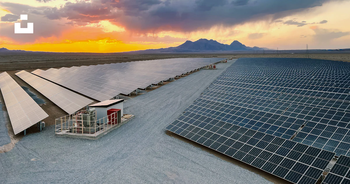 A large array of solar panels in a desert photo – Free 10mw solar power ...