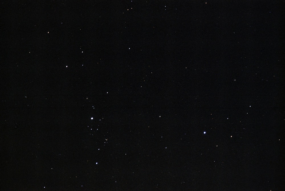 Ein Nachthimmel mit ein paar Sternen darin