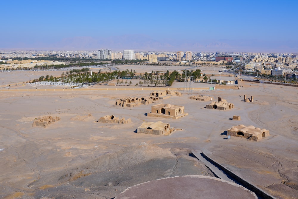 Una vista aérea de una ciudad desértica en medio del desierto