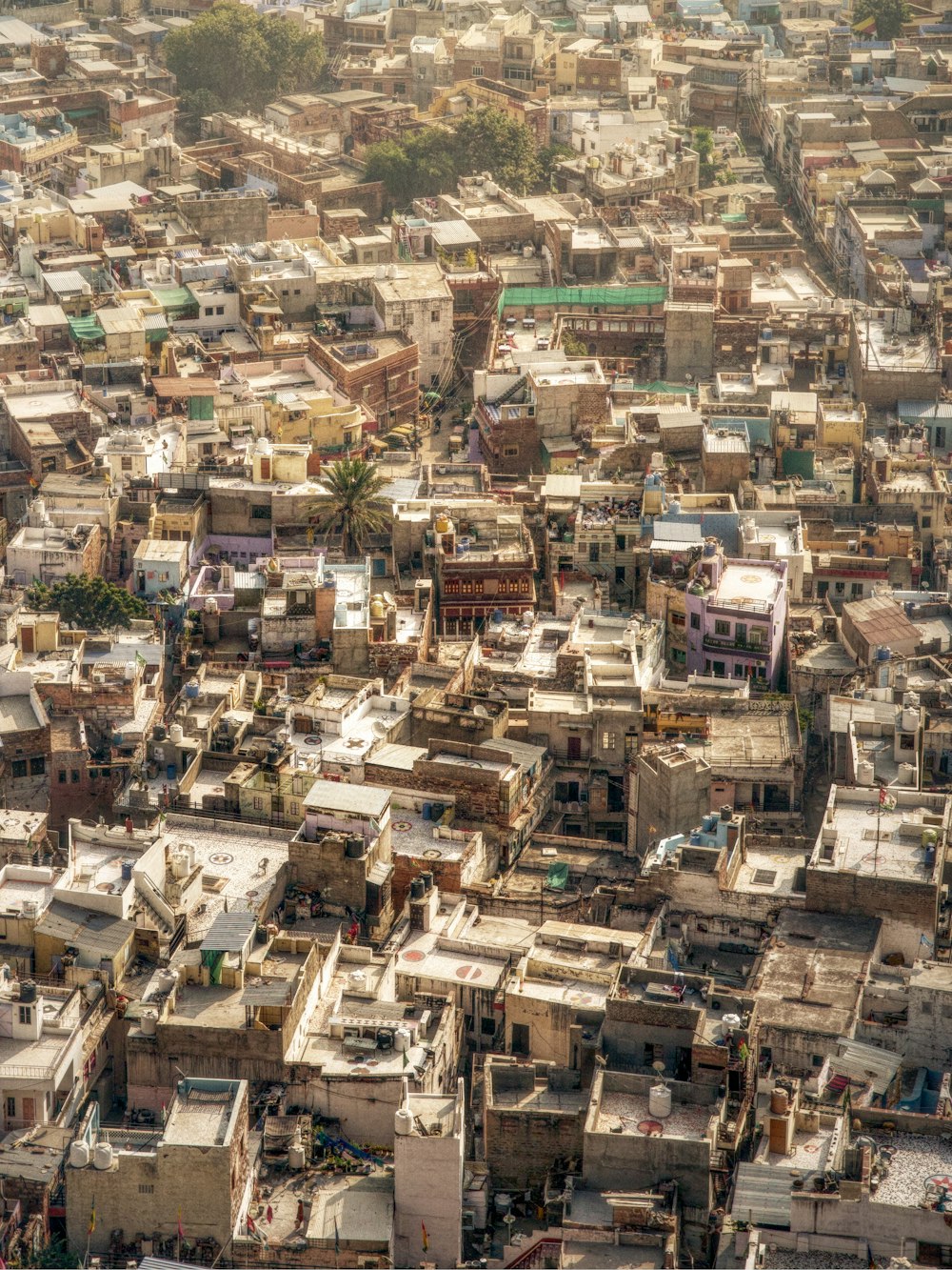 uma vista aérea de uma cidade com muitos edifícios