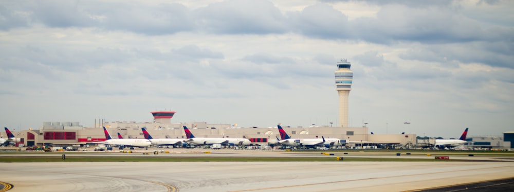활주로에 여러 대의 비행기가 주차되어 있는 공항