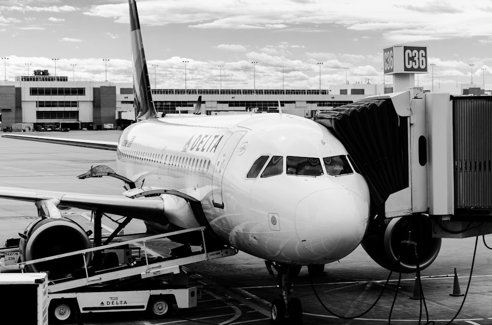 Un gros avion de ligne assis sur le tarmac d’un aéroport