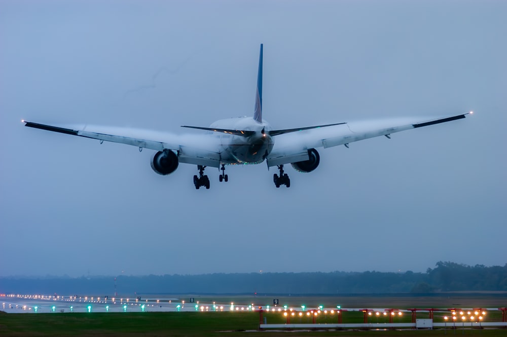 un gros avion de ligne décollant d’une piste d’aéroport