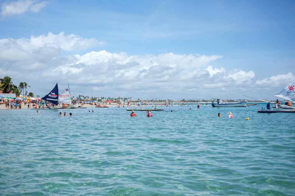 eine Gruppe von Menschen, die in einem Gewässer schwimmen