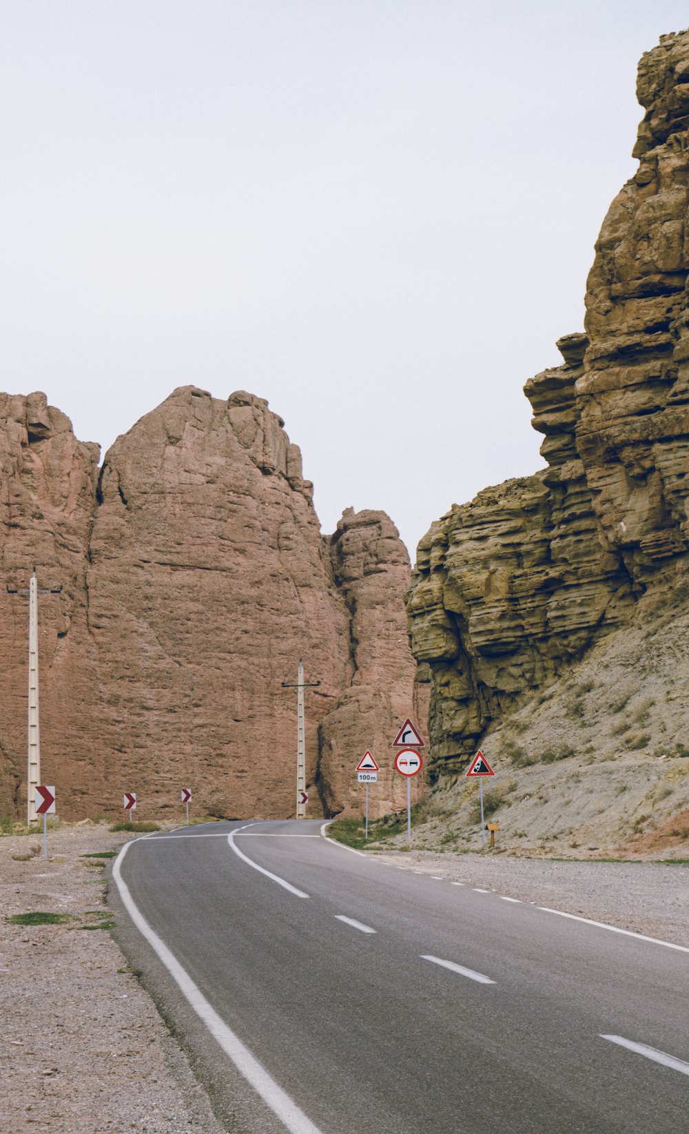 Eine leere Straße mitten in der Wüste