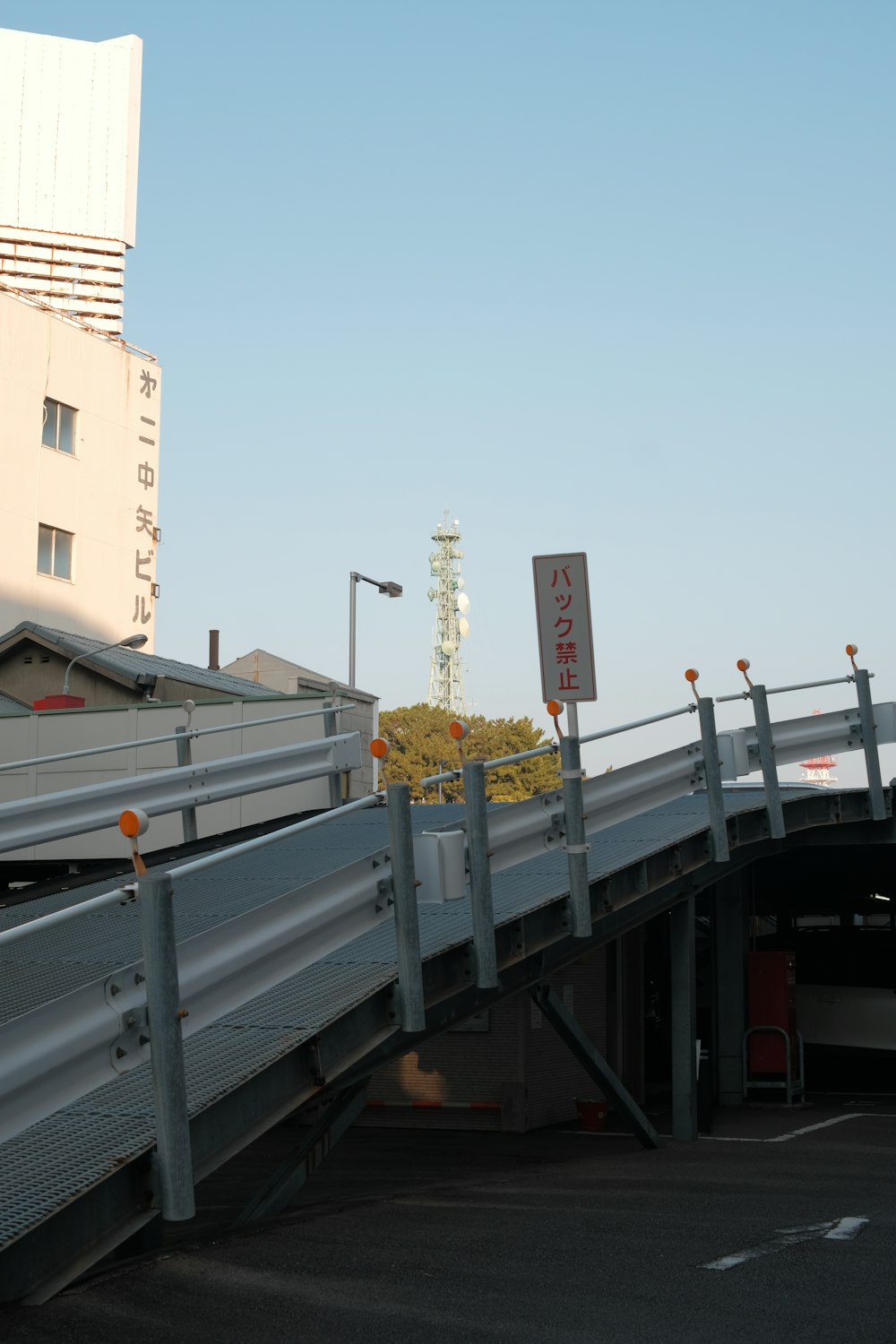 a bridge that is going over a parking lot