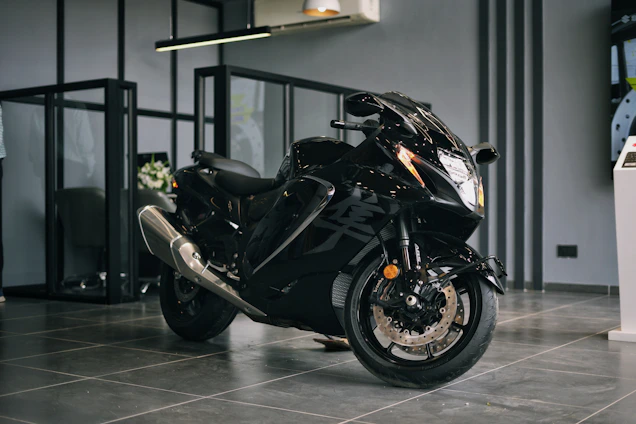 A sleek Yamaha motorcycle displayed inside a bright, modern Bogotá showroom.