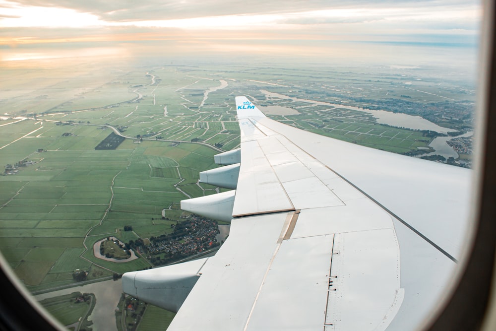 a view of the wing of an airplane as it flies through the sky