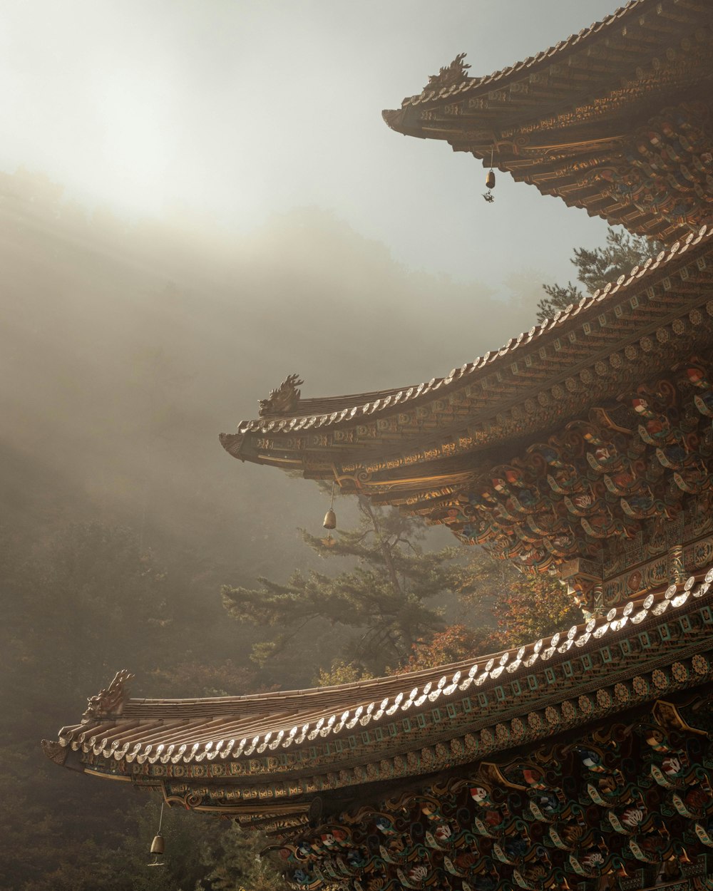 Vue d’un bâtiment chinois dans le brouillard