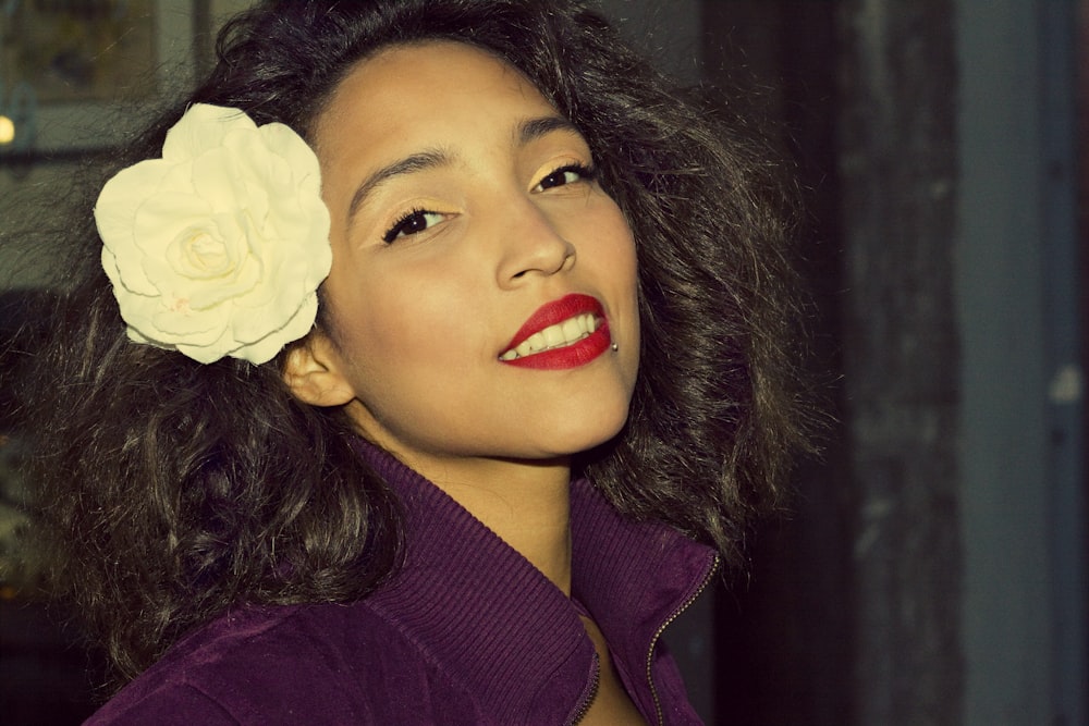 una mujer con una flor en el pelo