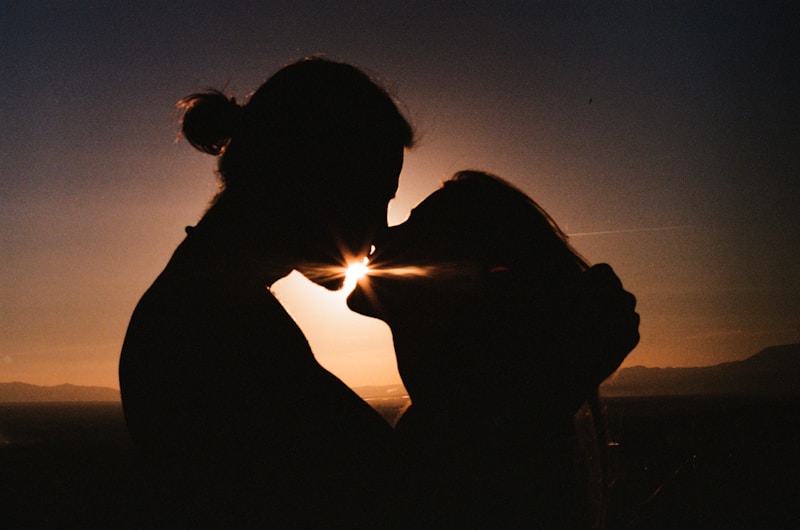 Beso ardiente al atardecer