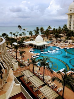 Palmengesäumter Strand und türkisfarbenes Wasser auf Aruba, ein Karibikparadies für Urlauber.