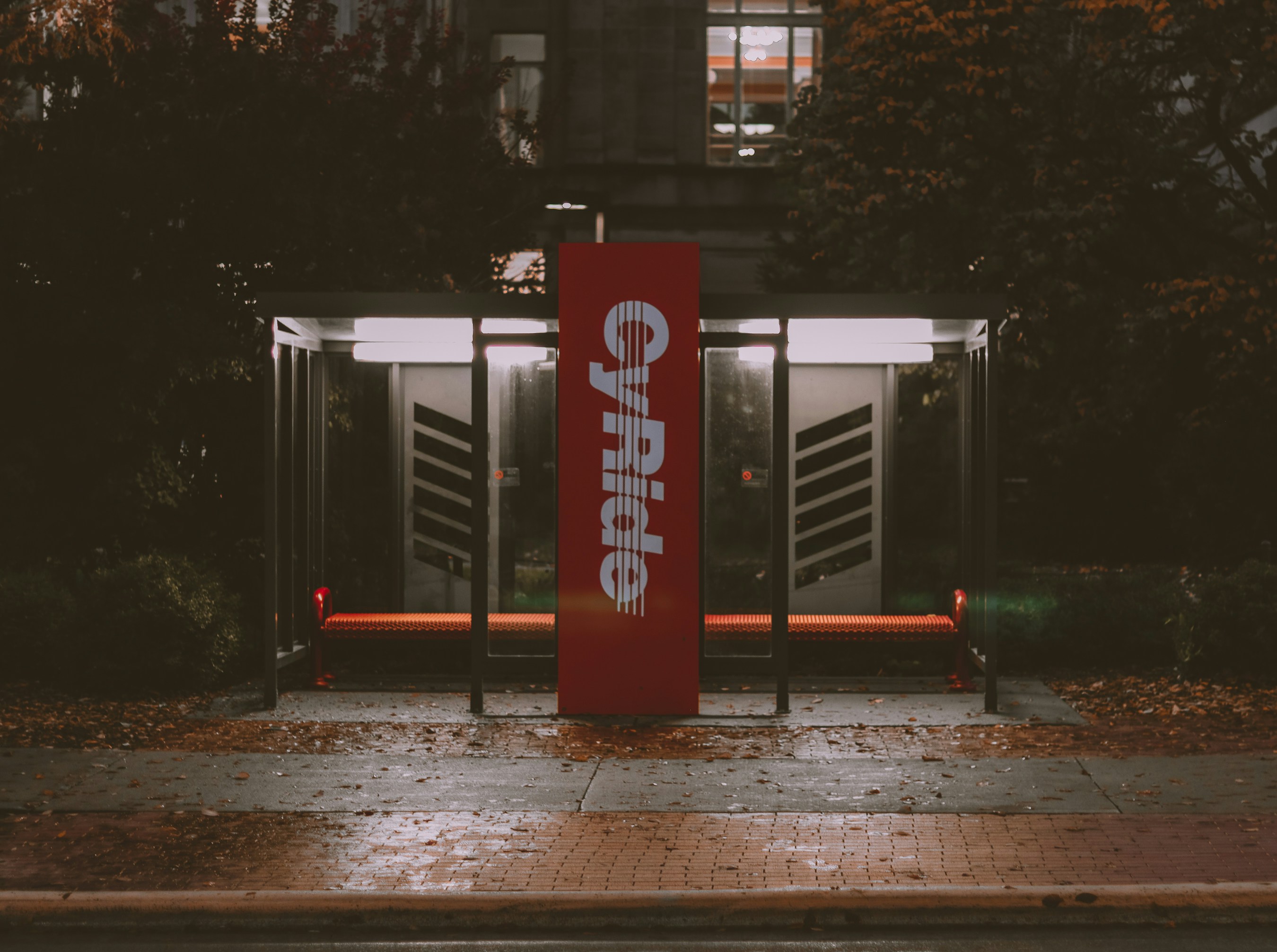 halte bus dengan tanda merah di atasnya