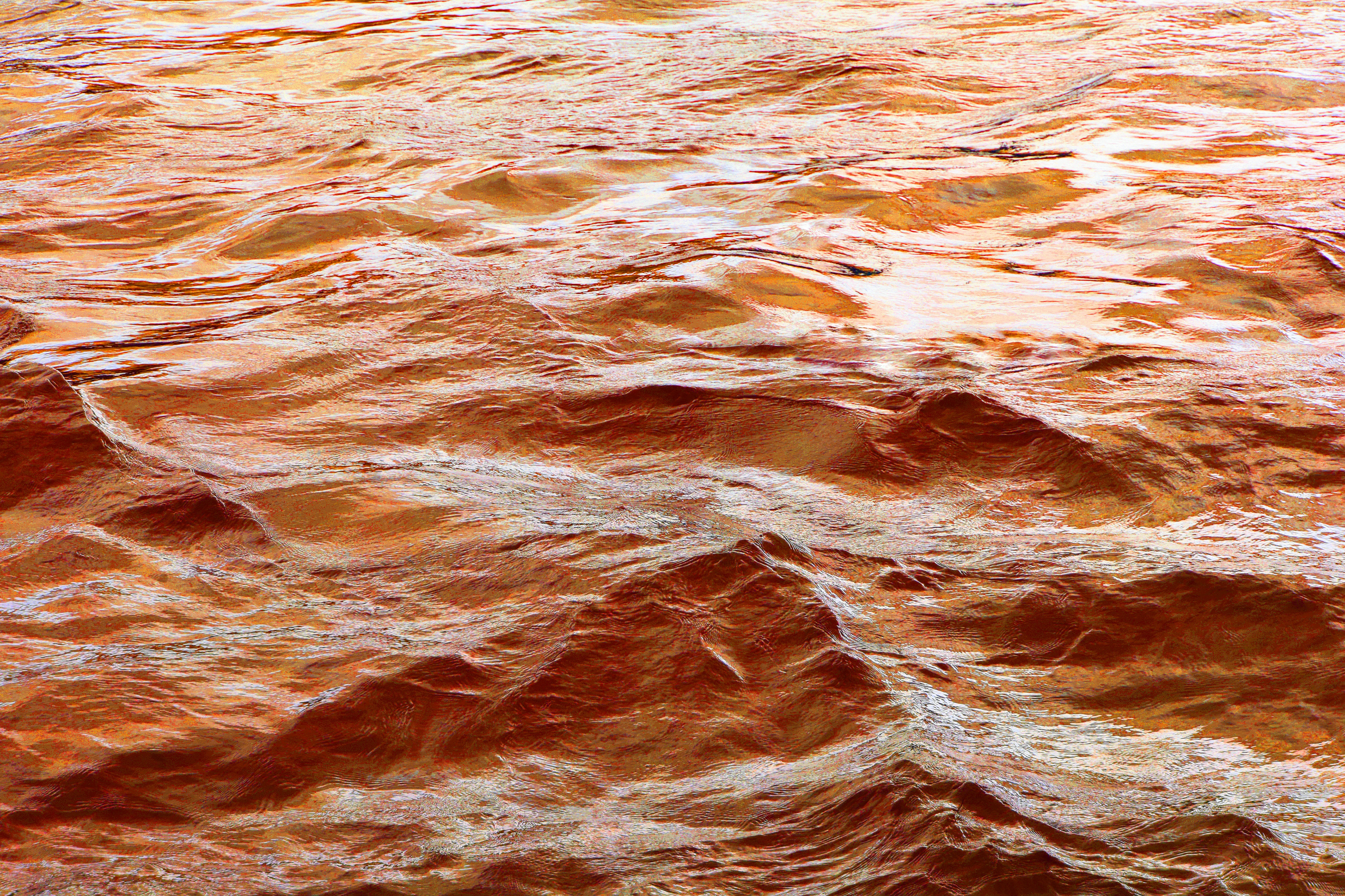 Un primer plano de la superficie de una roca roja