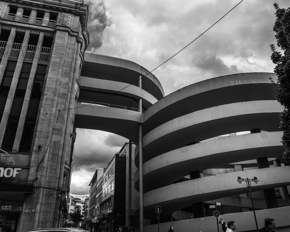 a black and white photo of a building in a city