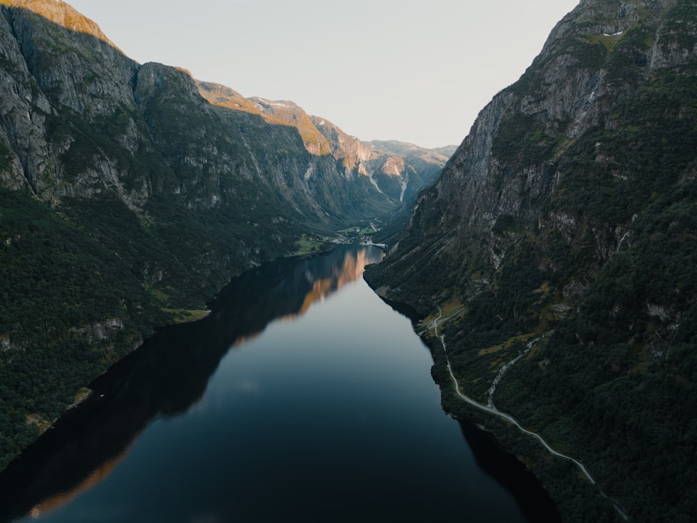 una gran masa de agua rodeada de montañas