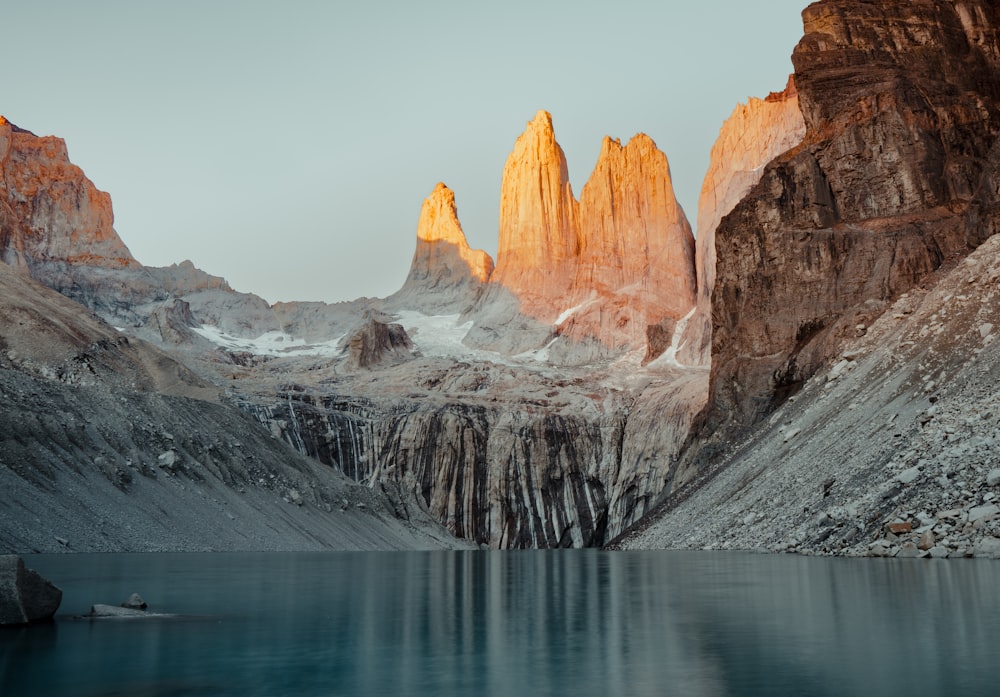 une chaîne de montagnes avec un lac en face d’elle