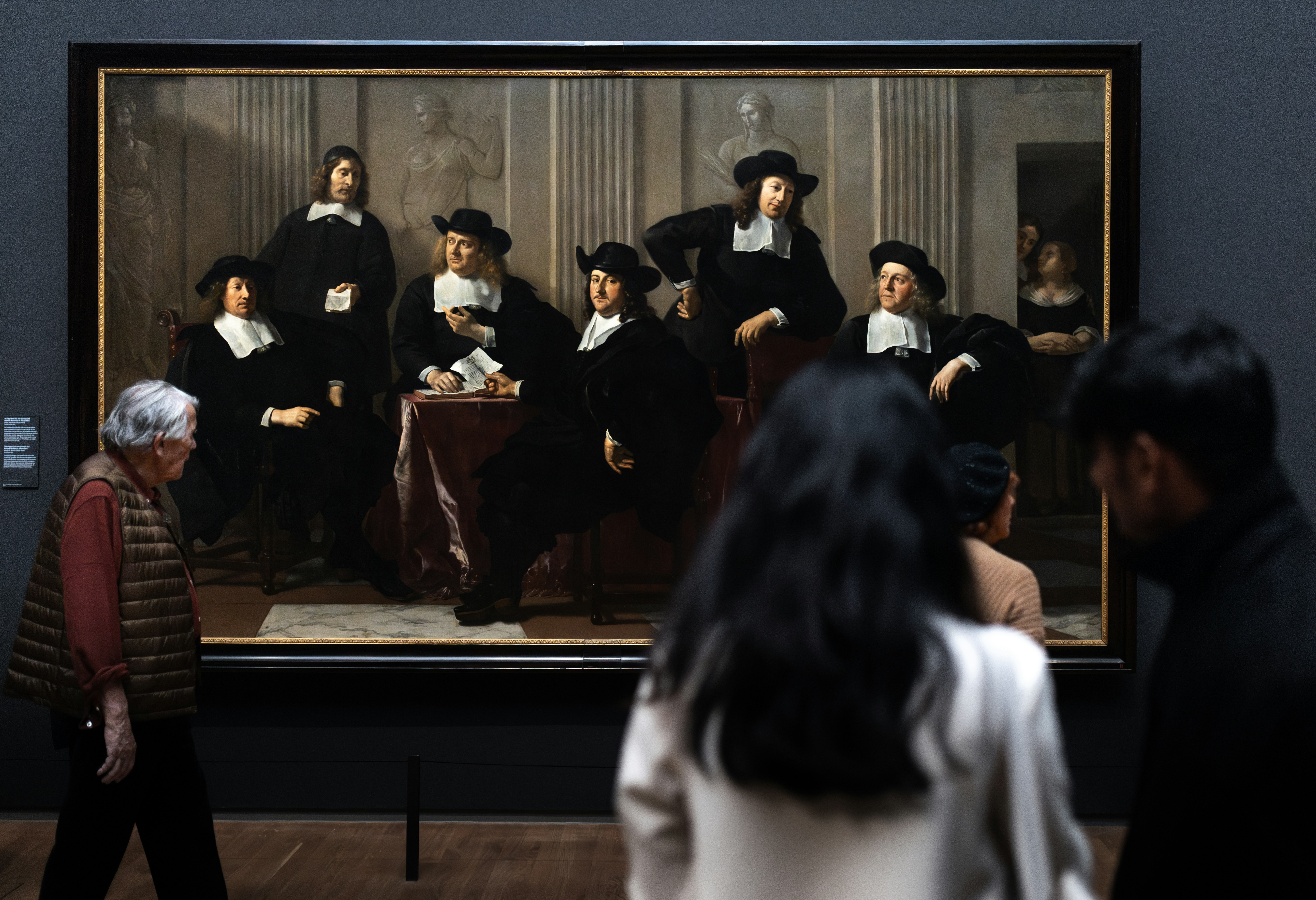 un dipinto di un gruppo di persone in un museo