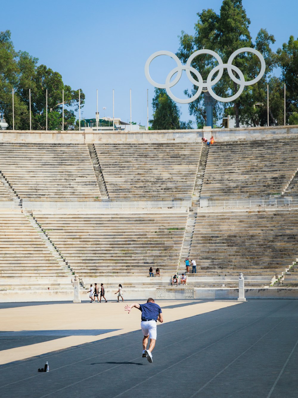 Ein Mann fährt Skateboard vor einem Stadion