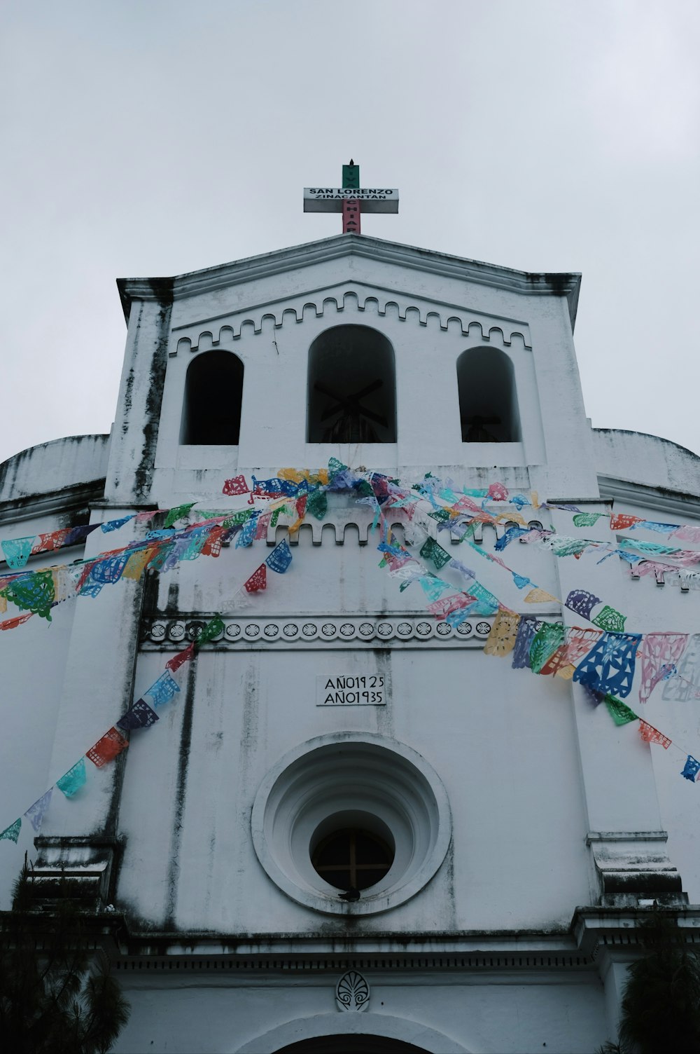 un gran edificio blanco con una cruz en la parte superior