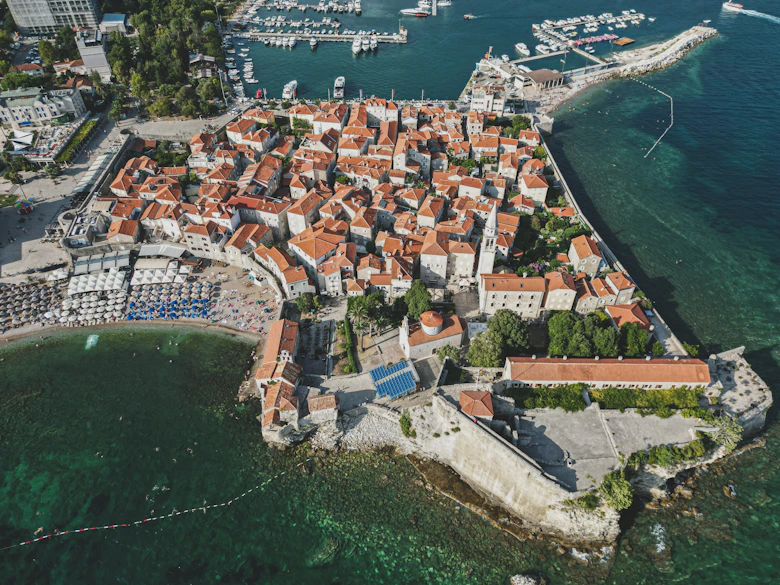 Luchtfoto van de kust bij Budva met stranden en helderblauwe zee