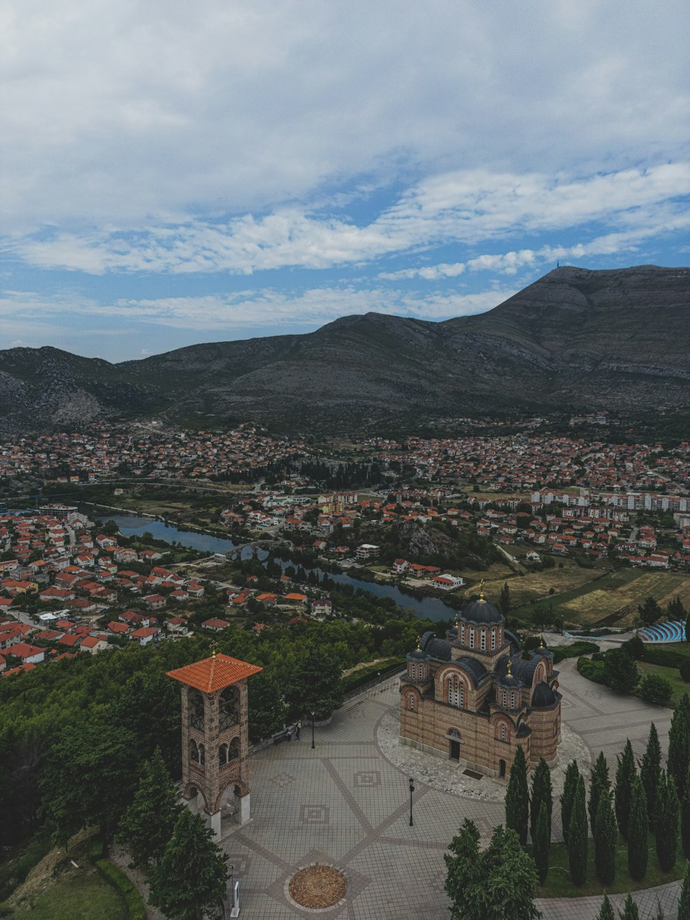 a bird's eye view of a city with mountains in the background