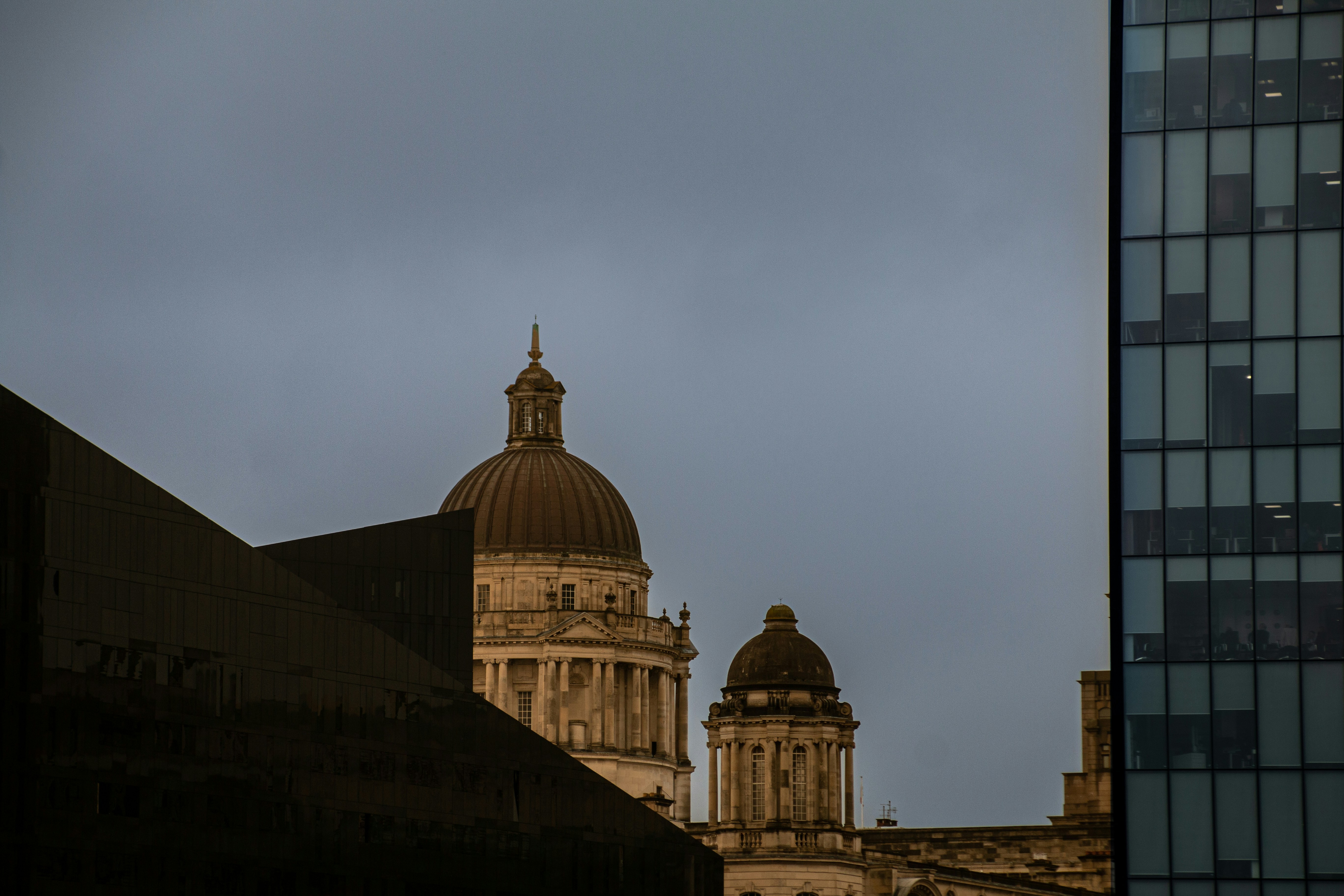 un grande edificio con una cupola in cima