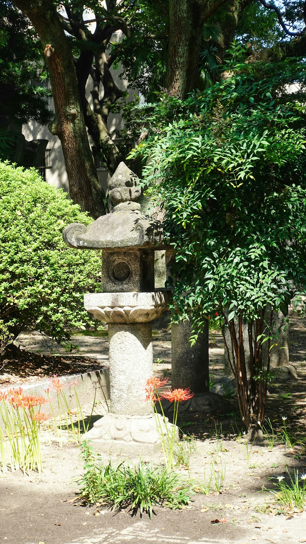 a stone lantern in the middle of a garden