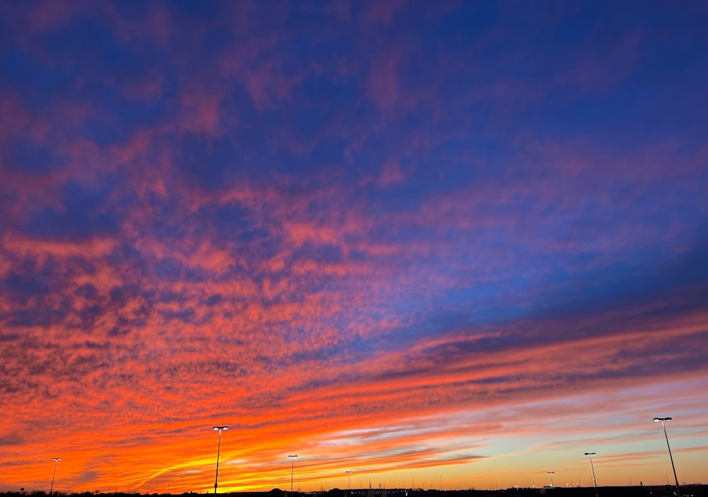 un cielo rojo y azul con algunas nubes